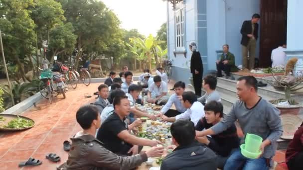 Aziatische mensen eten traditionele partij — Stockvideo