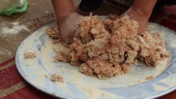 Grupo de personas hacen comida tradicional — Vídeos de Stock