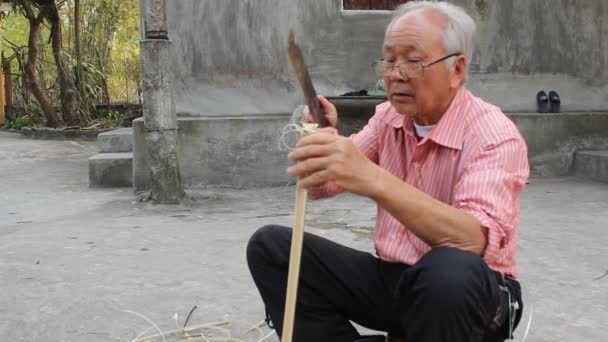 El viejo cortando bambú — Vídeo de stock