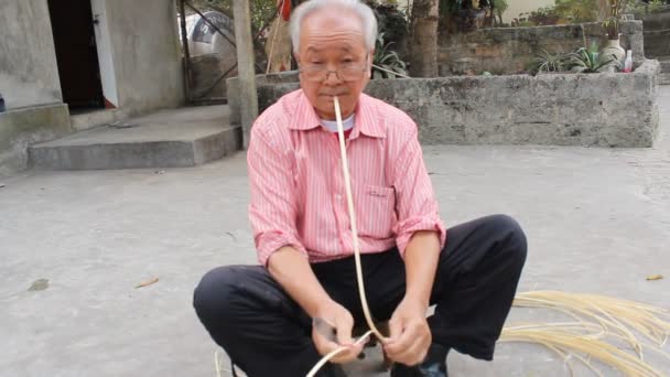 老人が竹を伐り — ストック動画
