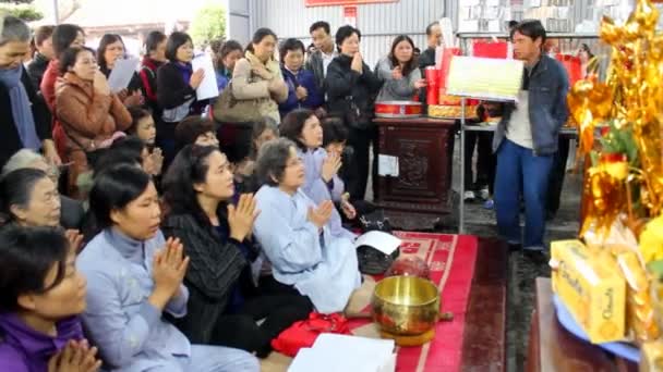 Turistas que visitan el templo — Vídeos de Stock