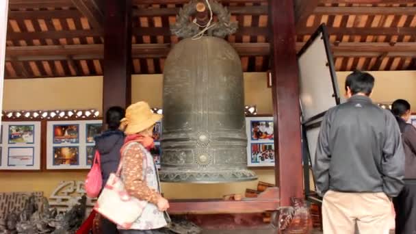 Touristen besuchen den Tempel — Stockvideo