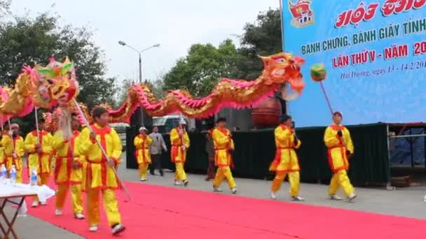 Групи азіатських людей танець дракона в фольклорних фестивалів — стокове відео