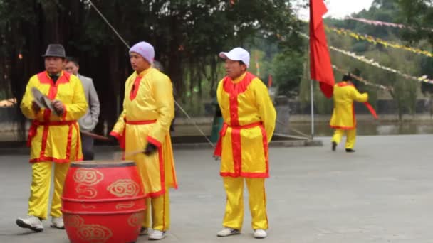 A group of Asian people dance dragon in folk festivals — Stock Video