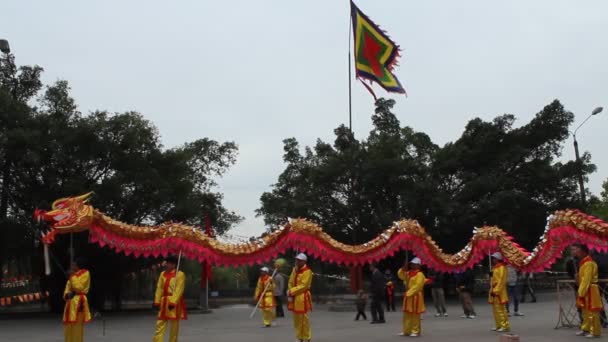 Un groupe de personnes asiatiques danse dragon dans les festivals folkloriques — Video