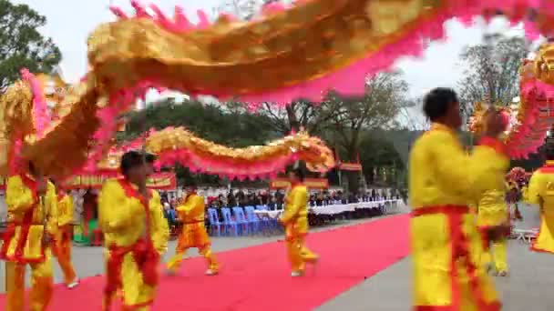 Группа азиатских народов танцуют дракона на народных фестивалях — стоковое видео