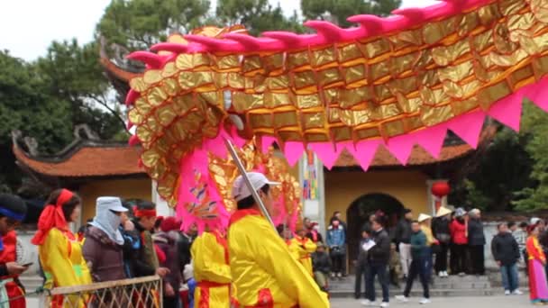 アジアの人々 のグループ フォーク フェスティバルでのドラゴンをダンスします。 — ストック動画