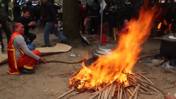 Menschen prüfen, um runden klebrigen Reiskuchen zu machen — Stockvideo