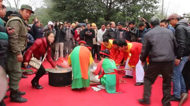 Orang ujian untuk membuat kue beras bulat lengket — Stok Video