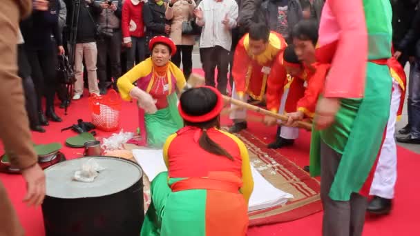 Menschen prüfen, um runden klebrigen Reiskuchen zu machen — Stockvideo