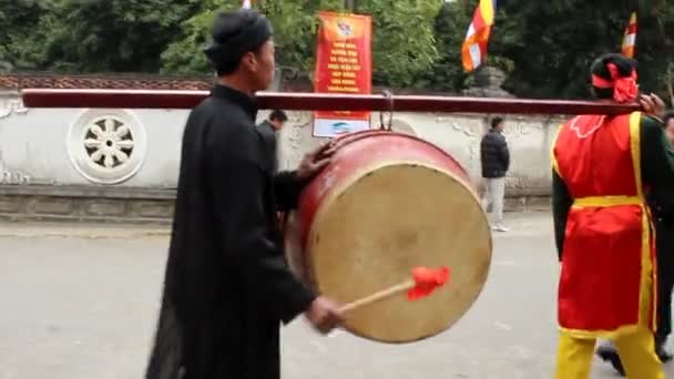 Asian man drumming in folk festival — Stock Video