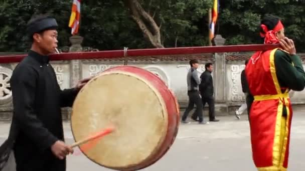 Asiático homem baterista no folk festival — Vídeo de Stock