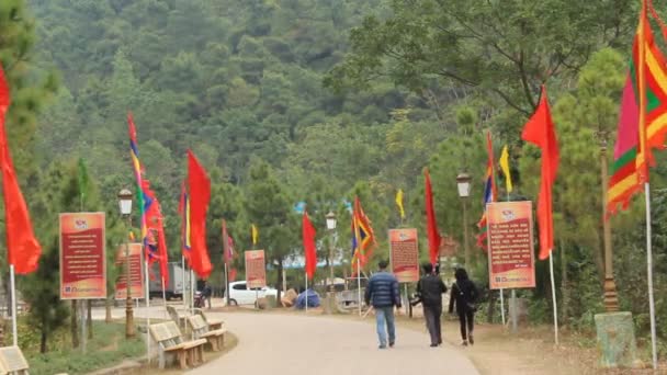 Touristes visitant le temple — Video