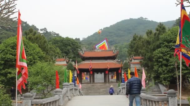 Turistas que visitan el templo — Vídeo de stock