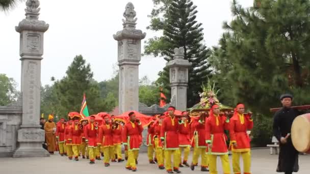 Gruppe asiatischer Menschen besucht Volksfeste — Stockvideo