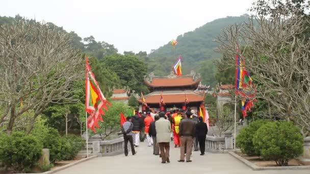 Touristes visitant le temple — Video