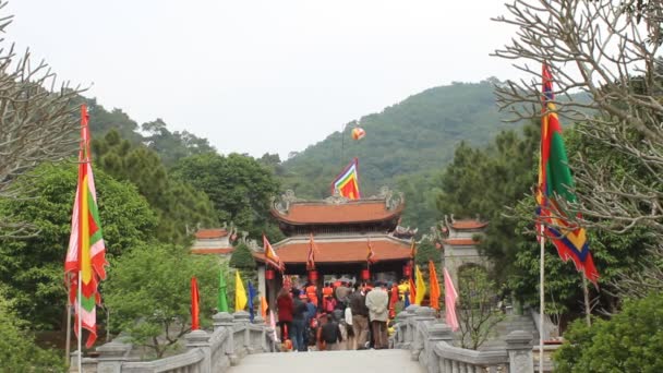 Turistas que visitan el templo — Vídeo de stock