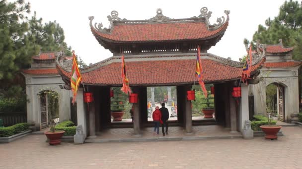 Touristes visitant le temple — Video