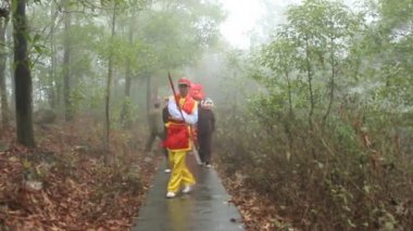 Kimliği belirsiz erkek bir grup dans ile onların renkli aslan