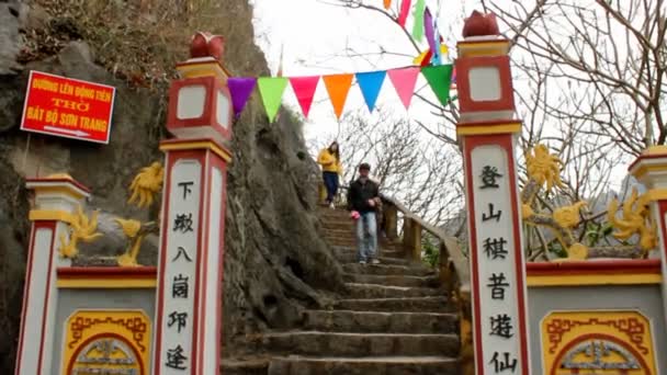 Touristes visitant le temple — Video