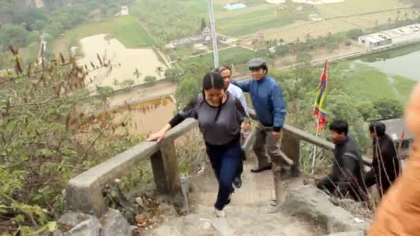 Turistas que visitam o templo — Vídeo de Stock