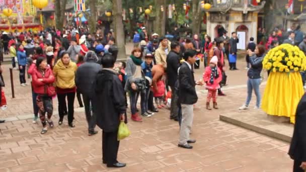 Groupe de personnes asiatiques assister à des festivals folkloriques — Video