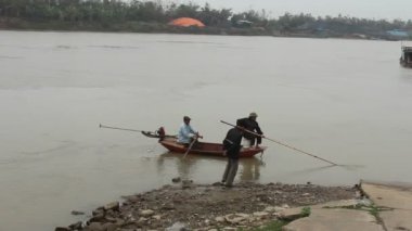 nehirde balık tutma balıkçılar 
