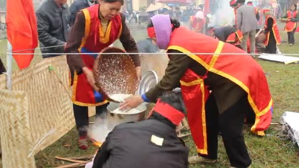 People exam to make round sticky rice cake — Stock Video