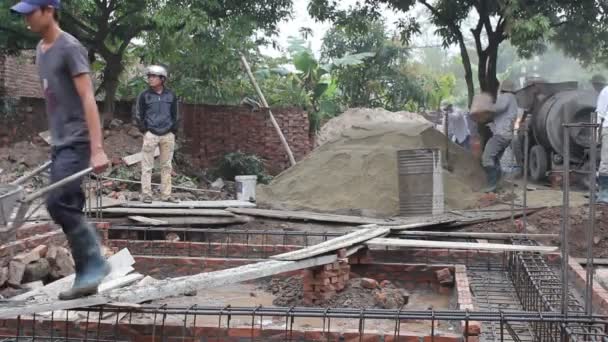 Les travailleurs ont coulé du béton — Video