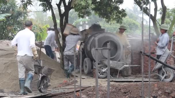 Рабочие наливали бетон — стоковое видео