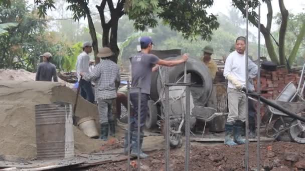 Trabajadores vertían hormigón — Vídeo de stock