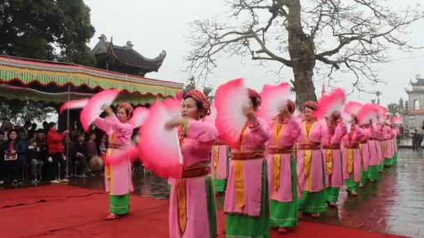 People in traditional costumes arrange letters in new year — Stock Video