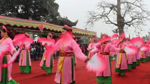 People in traditional costumes arrange letters in new year — Stock Video