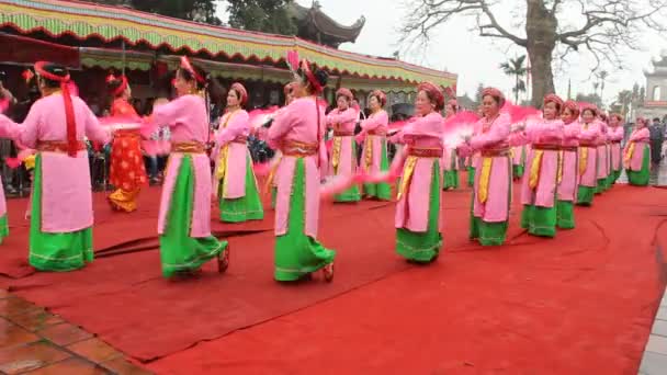 People in traditional costumes arrange letters in new year — Stock Video