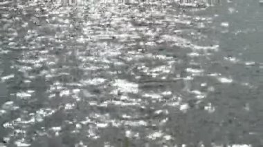 Su üzerinde yansıtan güneş ışığı