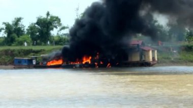 Nehri üzerinde yanan gemi