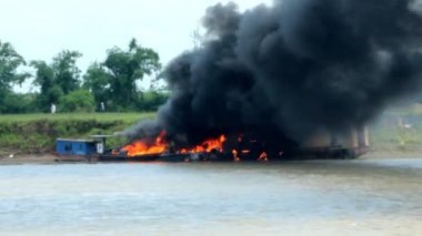 Nehri üzerinde yanan gemi