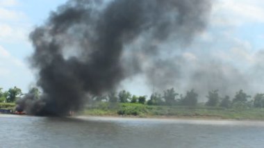 Nehri üzerinde yanan gemi