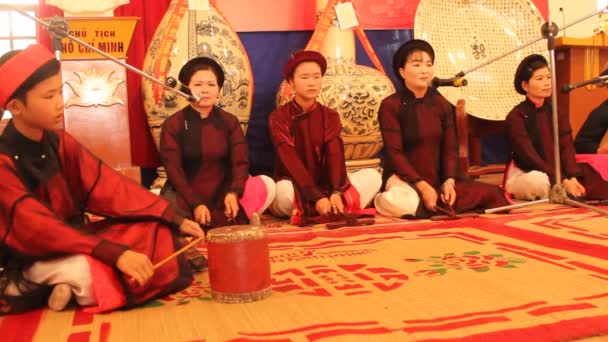 Folkloreartister sjunger folkvisor på festival i Asien — Stockvideo