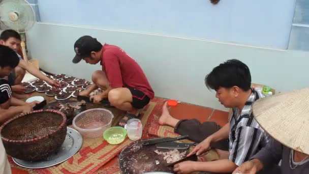 Bir grup insan yapmak geleneksel gıda — Stok video