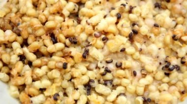 Arı larvaları yemek için almaya