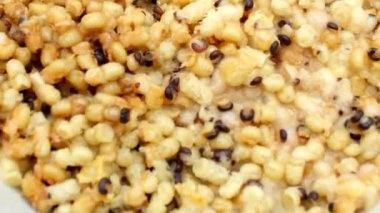 Arı larvaları yemek için almaya