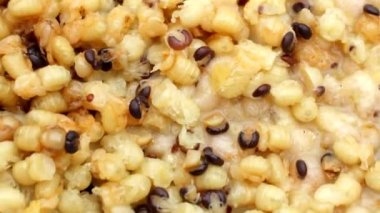 Arı larvaları yemek için almaya