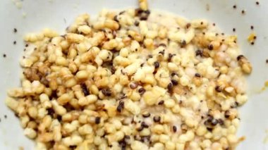 Arı larvaları yemek için almaya