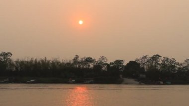 Nehirde gün batımı