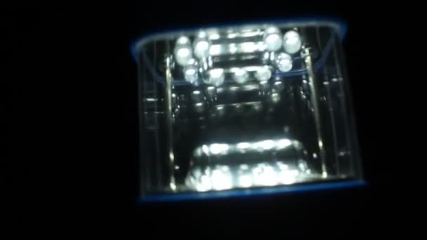 Eine Taschenlampe leuchtet im Dunkeln — Stockvideo