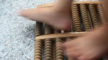 ayak masajı ahşap aracı ile