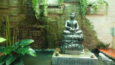 Phra Upagupta Budist tapınağındaki heykel