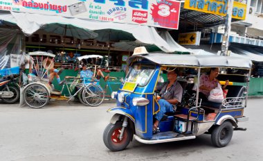 Tuk tuk veya sam-lor koşmak caddelerde