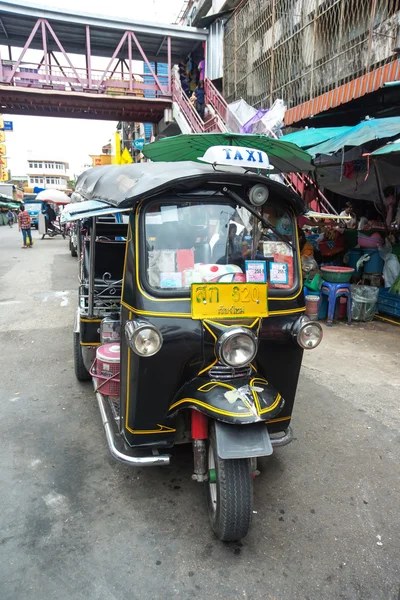 Famoso táxi de três rodas (tuktuk) estacionamento na rua — Fotografia de Stock